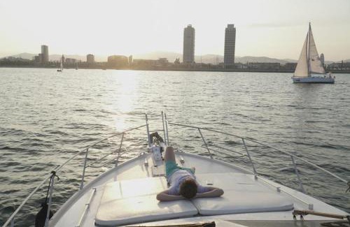 Barcelona Boat Rental | Confortable Yatch