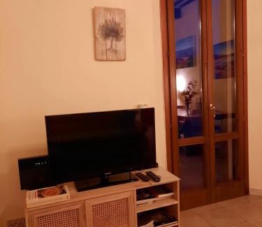 Massa Marittima Apartment | Confortevole bilocale a pochi chilometri dal mare con ampia terrazza privata e vista sulla campagna Toscana