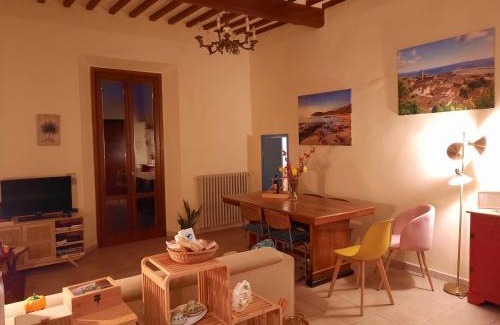 Massa Marittima Apartment | Confortevole bilocale a pochi chilometri dal mare con ampia terrazza privata e vista sulla campagna Toscana