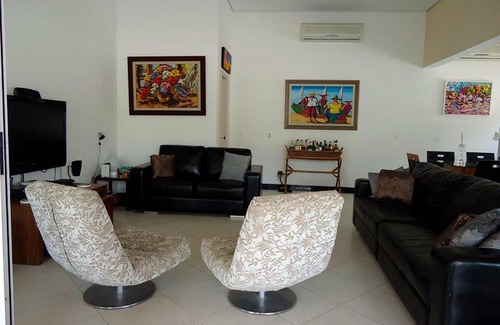 Jardim Virginia House | Conforto e lazer a 450 metros da Praia da Enseada