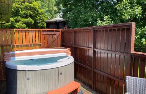 Newton Stewart Ski Chalet | Conifer Lodge 8 with Hot Tub