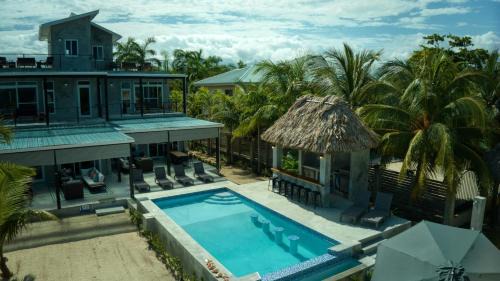 Placencia Apartment | Conmigo Villas - 6 Bedroom Beachfront with Pool