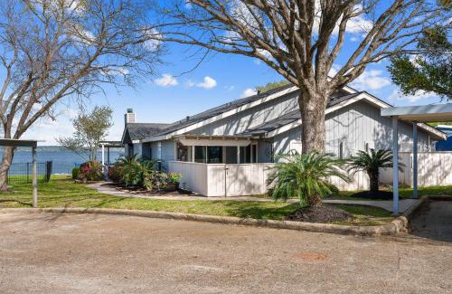 Montgomery Ski Chalet | Conroe Lakefront Cottage