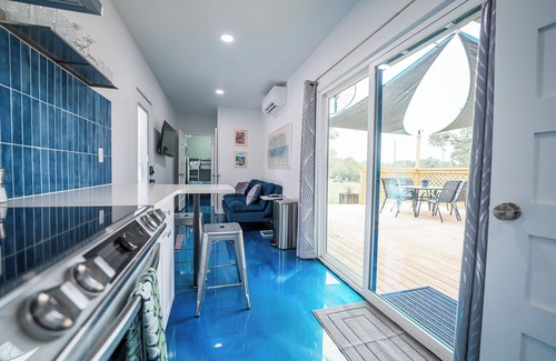 New Braunfels Cabin | Contained in Gruene River Theme. 5 minutes to Gruene Hall