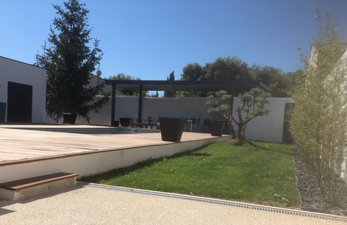 Montaren-et-Saint-Mediers House | Contemporary Californian style villa
