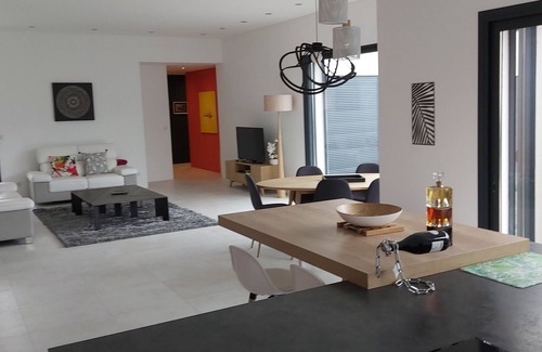 Montaren-et-Saint-Mediers House | Contemporary Californian style villa