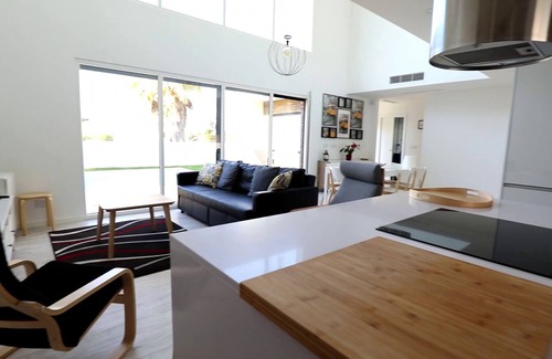 Charneca de Caparica e Sobreda Villa | Contemporary villa with pool near Lisbon