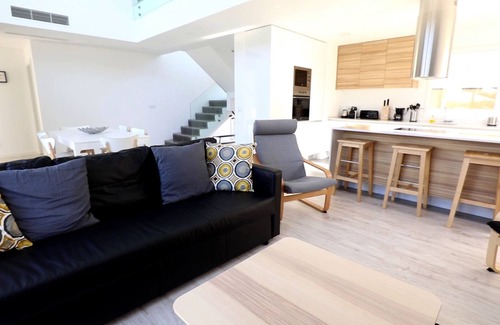 Charneca de Caparica e Sobreda Villa | Contemporary villa with pool near Lisbon