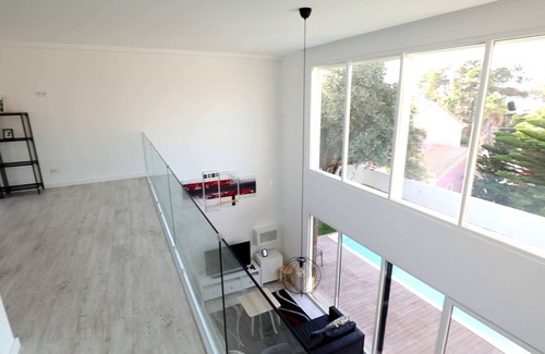Charneca de Caparica e Sobreda Villa | Contemporary villa with pool near Lisbon