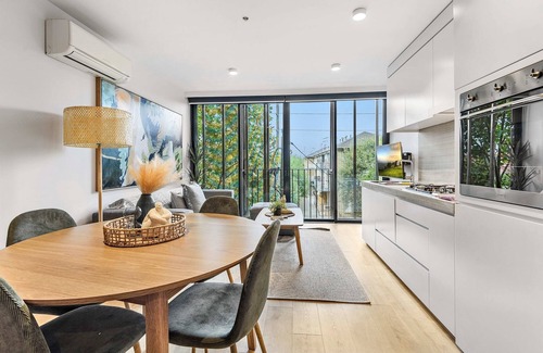 Saint Kilda South Apartment | Contemporary 1-Bed in the Heart of St Kilda