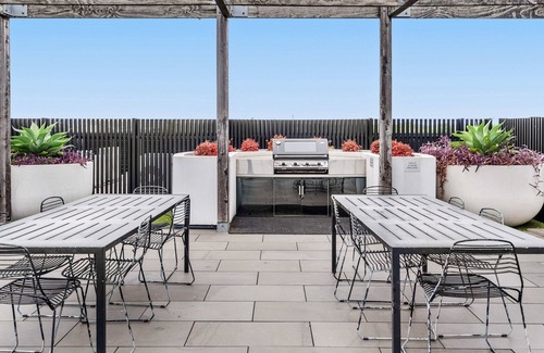Saint Kilda South Apartment | Contemporary 1-Bed in the Heart of St Kilda