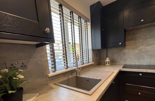 Normanton Apartment | Contemporary 1 Bedroom Apartment