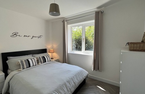 Normanton Apartment | Contemporary 1 Bedroom Apartment