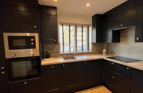 Normanton Apartment | Contemporary 1 Bedroom Apartment