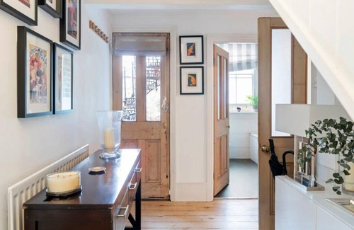 Askew Apartment | Contemporary 1 Bedroom Apartment in Hammersmith
