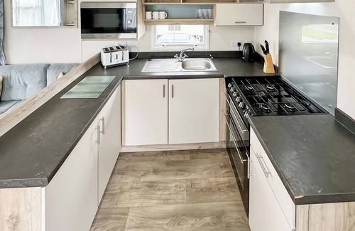 Cross Inn House | Contemporary 12ft-wide caravan with one double and one twin.