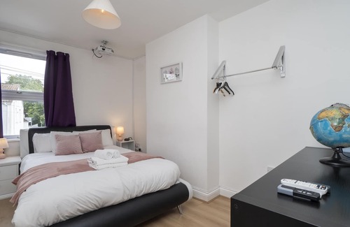 Southville Apartment | Contemporary 2 bed flat in Bristol, free parking