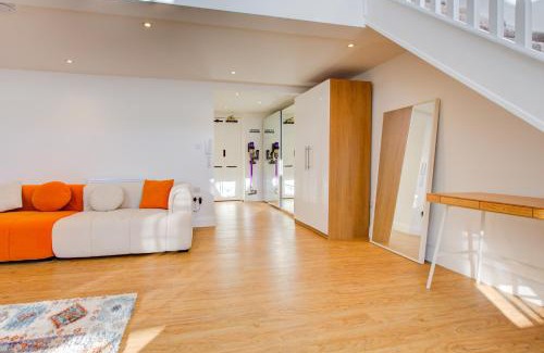 Snaresbrook Apartment | Contemporary 2-Bedroom Apartment in Wanstead, London
