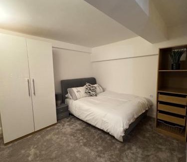 Snaresbrook Apartment | Contemporary 2-Bedroom Apartment in Wanstead, London