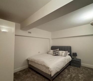 Snaresbrook Apartment | Contemporary 2-Bedroom Apartment in Wanstead, London