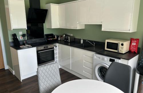 Nairn House | Contemporary 2 Bedroom En-suite Ground Floor Flat with Free Parking