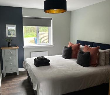Nairn House | Contemporary 2 Bedroom En-suite Ground Floor Flat with Free Parking