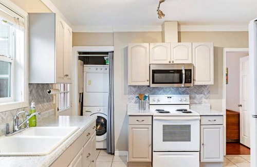 University Park House | Contemporary 2-Bedroom Retreat: Near UP and St. Johns