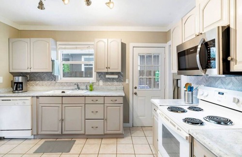 University Park House | Contemporary 2-Bedroom Retreat: Near UP and St. Johns