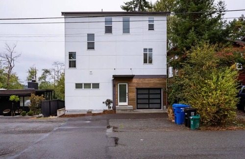North Delridge House | Contemporary 3 BR & 3.5 BA Home in West Seattle