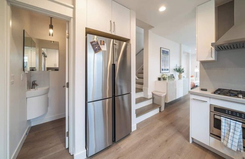 North Queen Anne Condo | Contemporary 3b 1.5b Retreat in Prime Central Spot