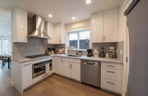 North Queen Anne Condo | Contemporary 3b 1.5b Retreat in Prime Central Spot