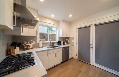 North Queen Anne Condo | Contemporary 3b 1.5b Retreat in Prime Central Spot