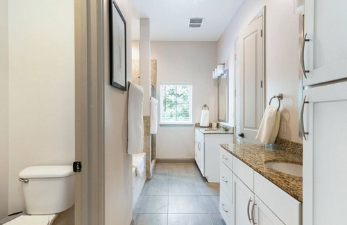 Highland Park Apartment | Contemporary 3BR, in unit Washer/Dryer, FREE parking with all amenities!