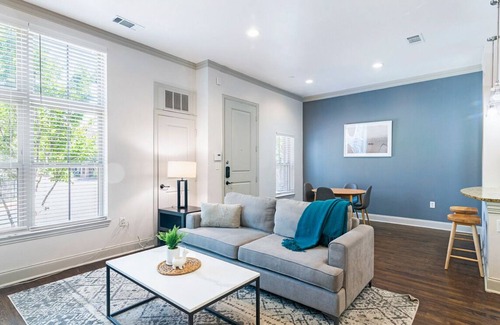 Highland Park Apartment | Contemporary 3BR, in unit Washer/Dryer, FREE parking with all amenities!