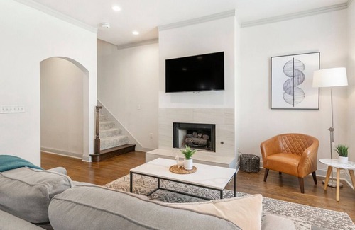 Highland Park Apartment | Contemporary 3BR, in unit Washer/Dryer, FREE parking with all amenities!