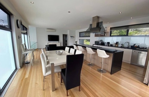 McCrae House | Contemporary 4-Bedroom Beach House with Pool Table and more!