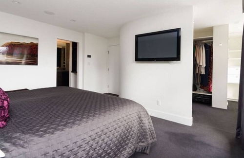 Oakridge House | Contemporary 5-BR West Side Home in Peaceful Area