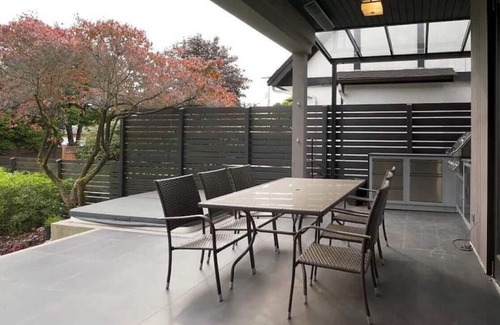 Oakridge House | Contemporary 5-BR West Side Home in Peaceful Area