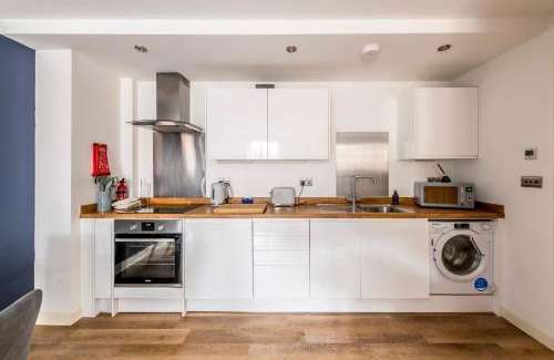 Abingdon Apartment | Contemporary Abbey Yard by Prescott Apartments