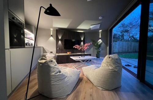 Woodstock Apartment | Contemporary Annex
