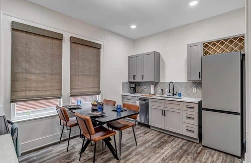 Urban Core Apartment | Contemporary Apartment - 5 Min To TIAA Bank Field!