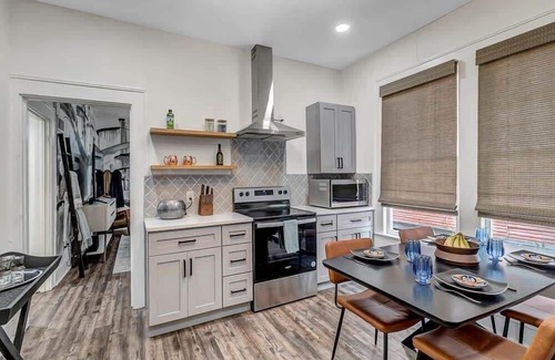 Urban Core Apartment | Contemporary Apartment - 5 Min To TIAA Bank Field!