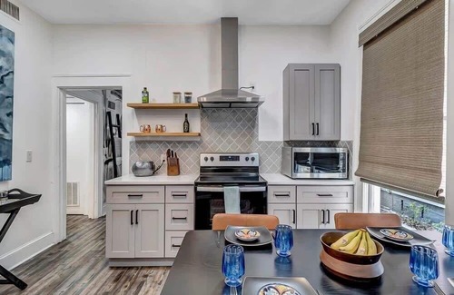 Urban Core Apartment | Contemporary Apartment - 5 Min To TIAA Bank Field!