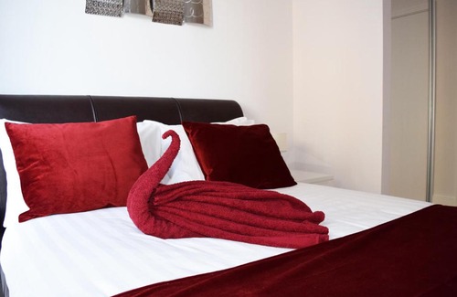 Basingstoke Apartment | Contemporary Apartments, Balcony & Parking