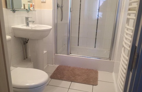 Basingstoke Apartment | Contemporary Apartments, Balcony & Parking