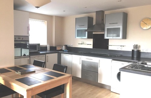 Basingstoke Apartment | Contemporary Apartments, Balcony & Parking