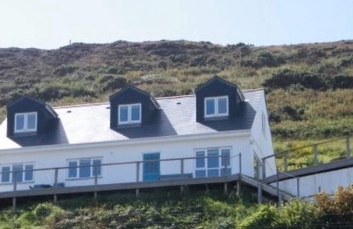 Porthtowan House | Contemporary Beach House with sea views and short walk to Blue Flag beach