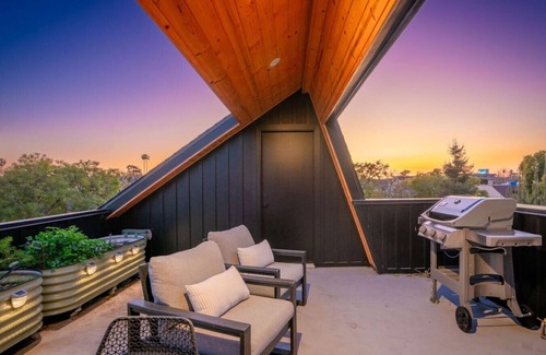 Mar Vista Apartment | Contemporary bi-level unit w/private roof deck