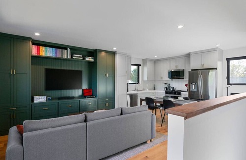 Mar Vista Apartment | Contemporary bi-level unit w/private roof deck