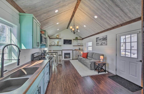 Bonners Ferry Cabin | Contemporary Cabin w/Mountain Views & Deck